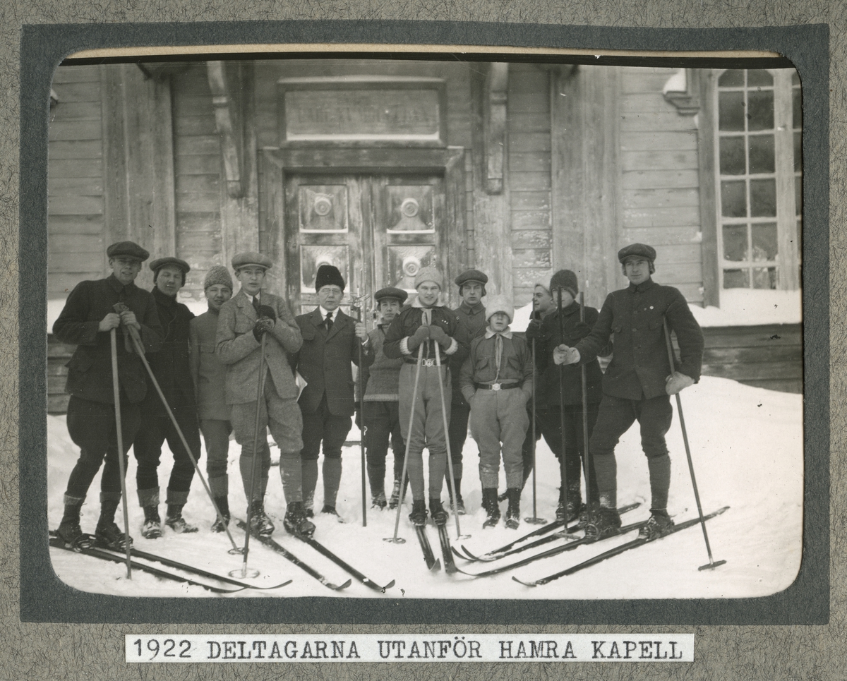 "1922 Deltagarna utanför Hamra kapell"