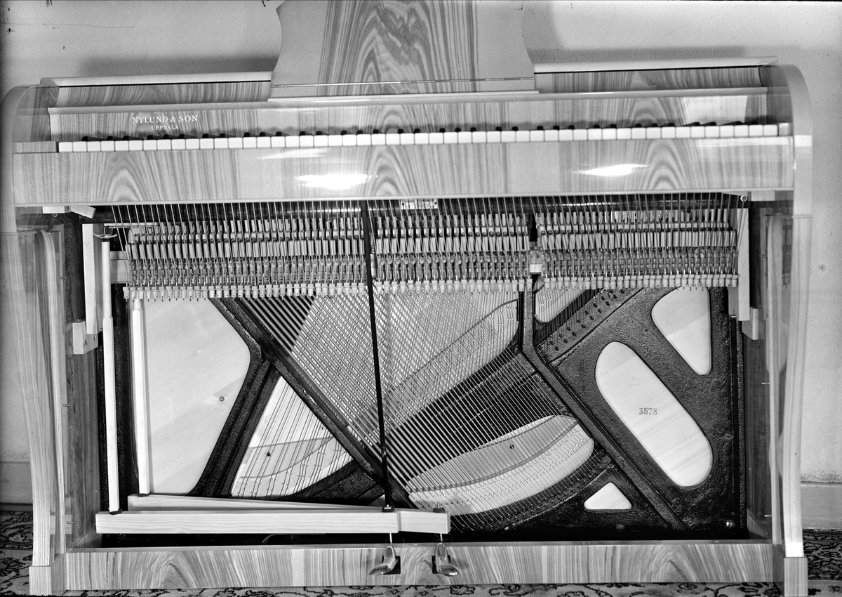 Piano tillverkat av pianofabriken Nylund & Son, Alsikegatan 2, Uppsala