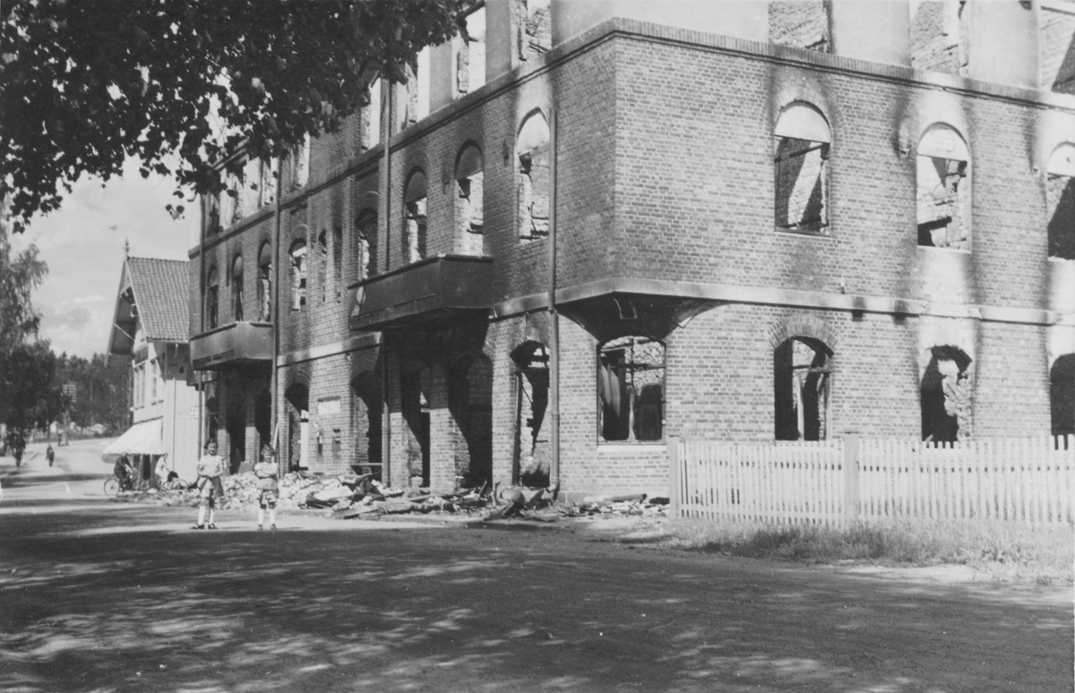 Postgården, Elverum, i ruiner under krigen. To barn på gaten. 
