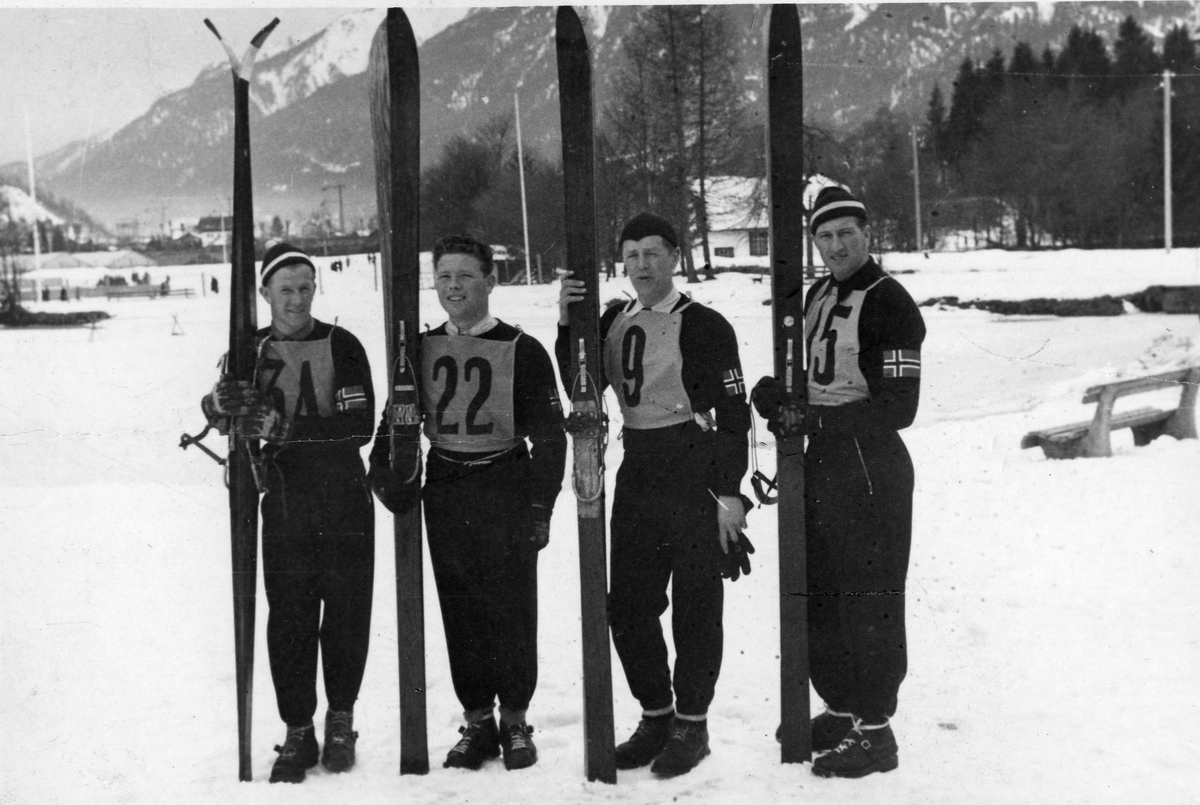 Det norske firemannslaget foran det spesielle hopprennet i OL 1936. The Norwegian team before the special jumping competition in Olypic Winter Games in 1936.