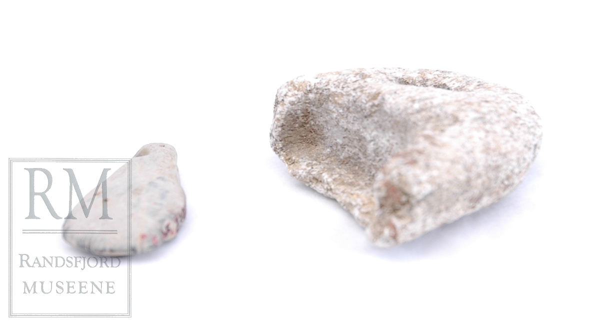 Begge har hull, det ene (B) er trolig naturdannet. A har tydelig borret hull samt slipt bue/ spor etter en slipt sirkulær nedsenkning. Bruddflate som synes å ha delt steinen i to større biter. B er av av porøs/sprø kalksteintype. A av annen type stein (kvarts?)