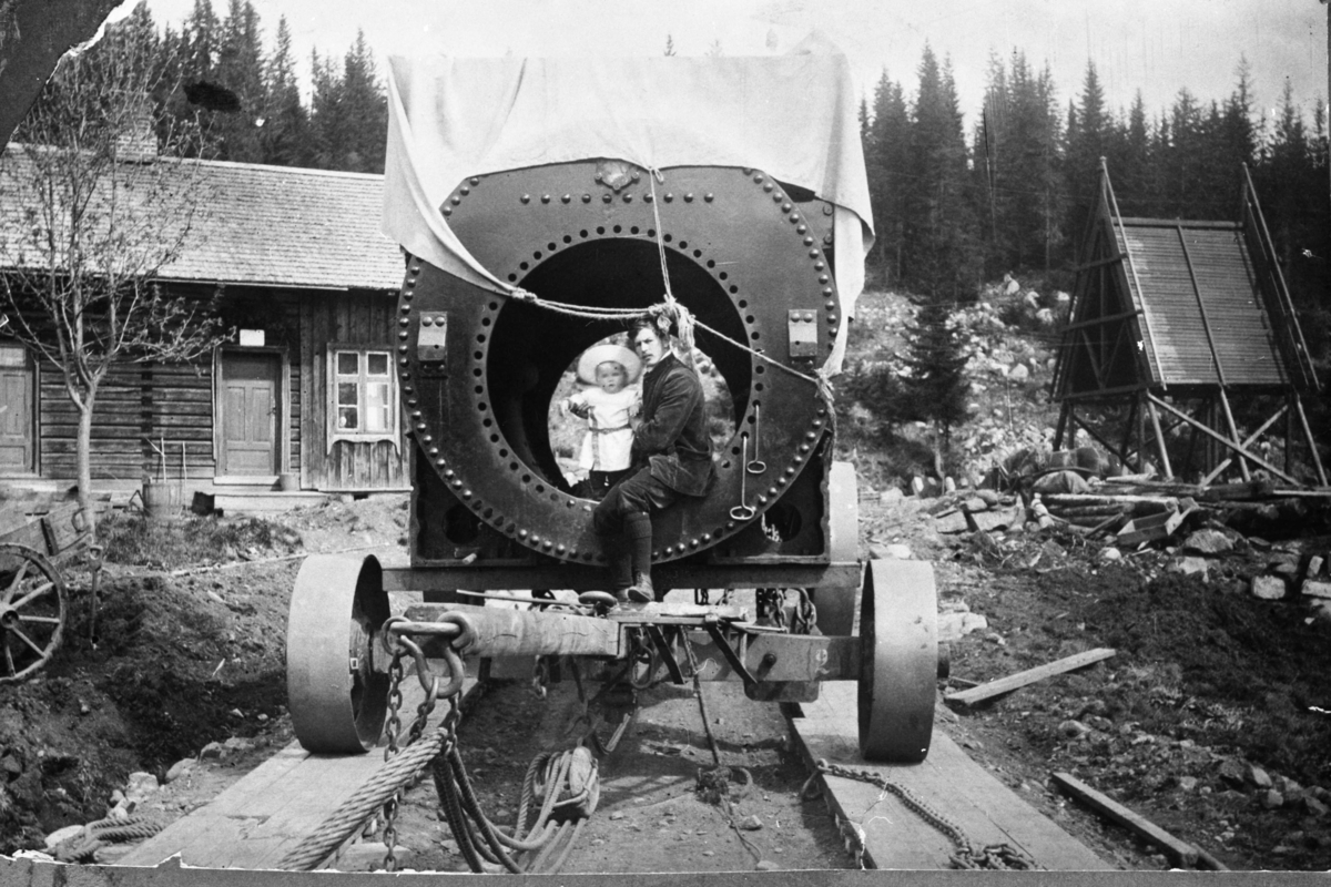 Transport av kjelen til damplokomobilen på Hadeland Bergverk.