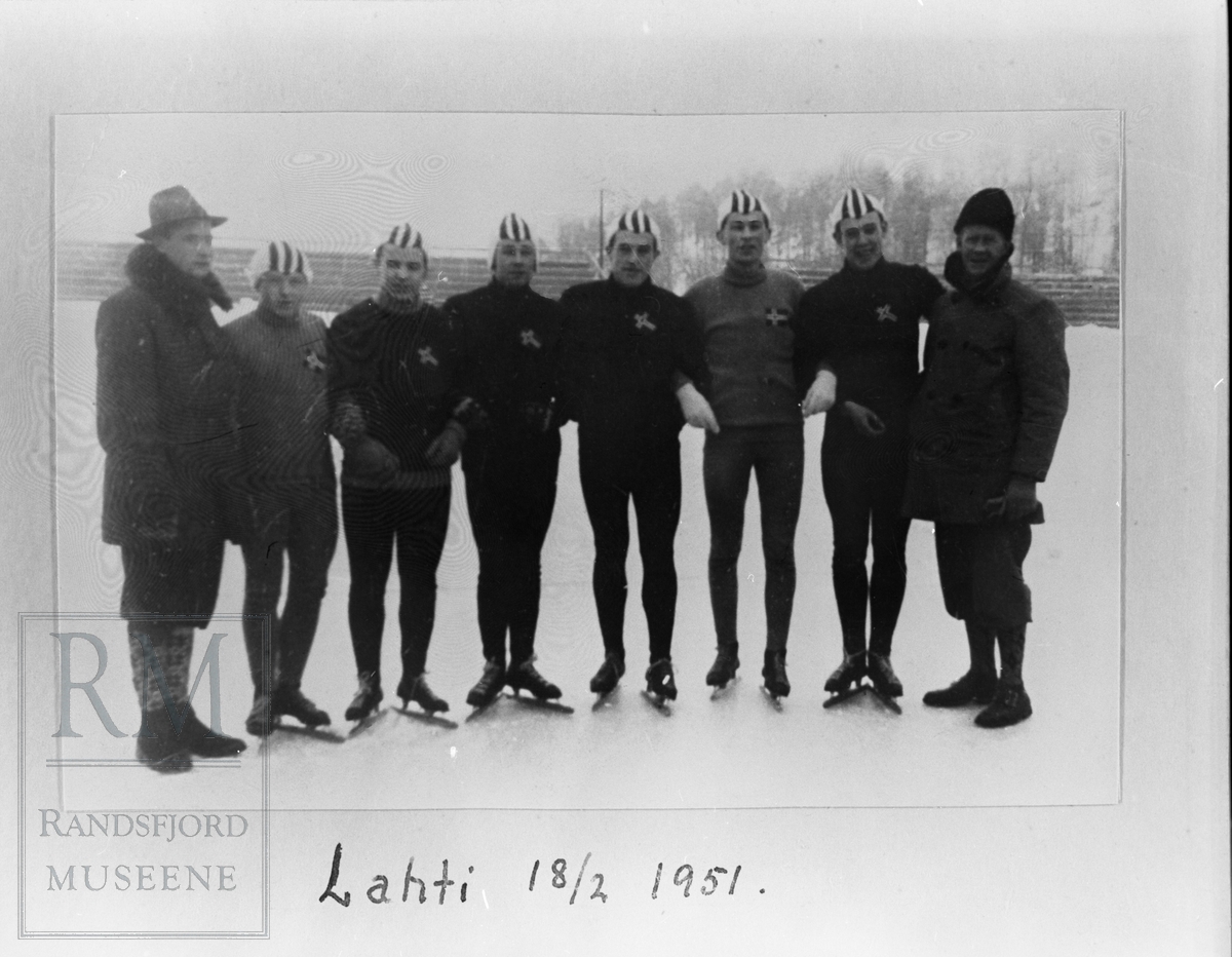 6 skøyteløpere og 2 trener, trolig landslag, i Lahti 1951