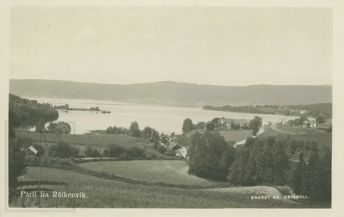 Røykenvika, utsikt mot sørvest med Ulsnestangen, Røken søndre og Nes kirke
