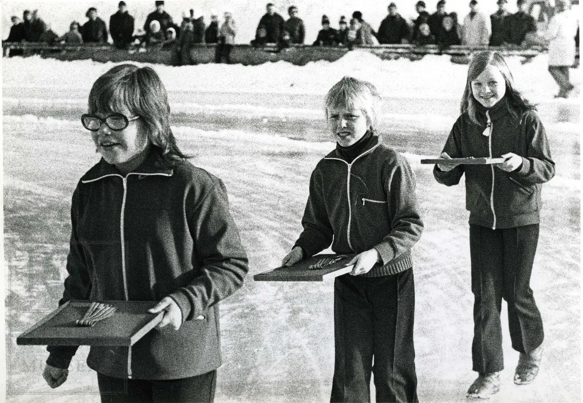 Tre jenter bærer fram medaljer til seierspallen, trolig EM på skøyter for damer allround i Brandbu 1973