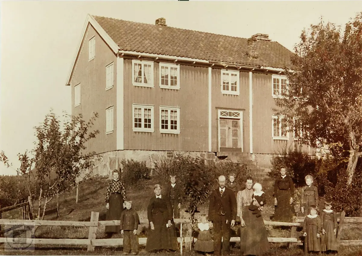 Familien Ågedal samlet på tunet på Bakka, Ågedal i Bjelland nå Audnedal..