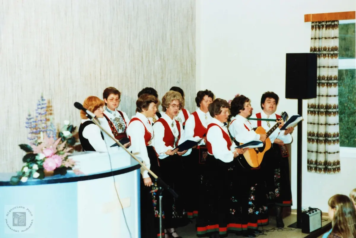Byremo damekor syng ved bispevisitas på Byremo, Grindheim.
