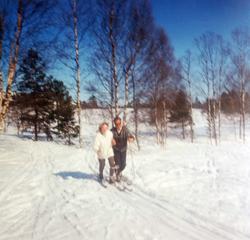Marit og Sverre Flottorp på ski.