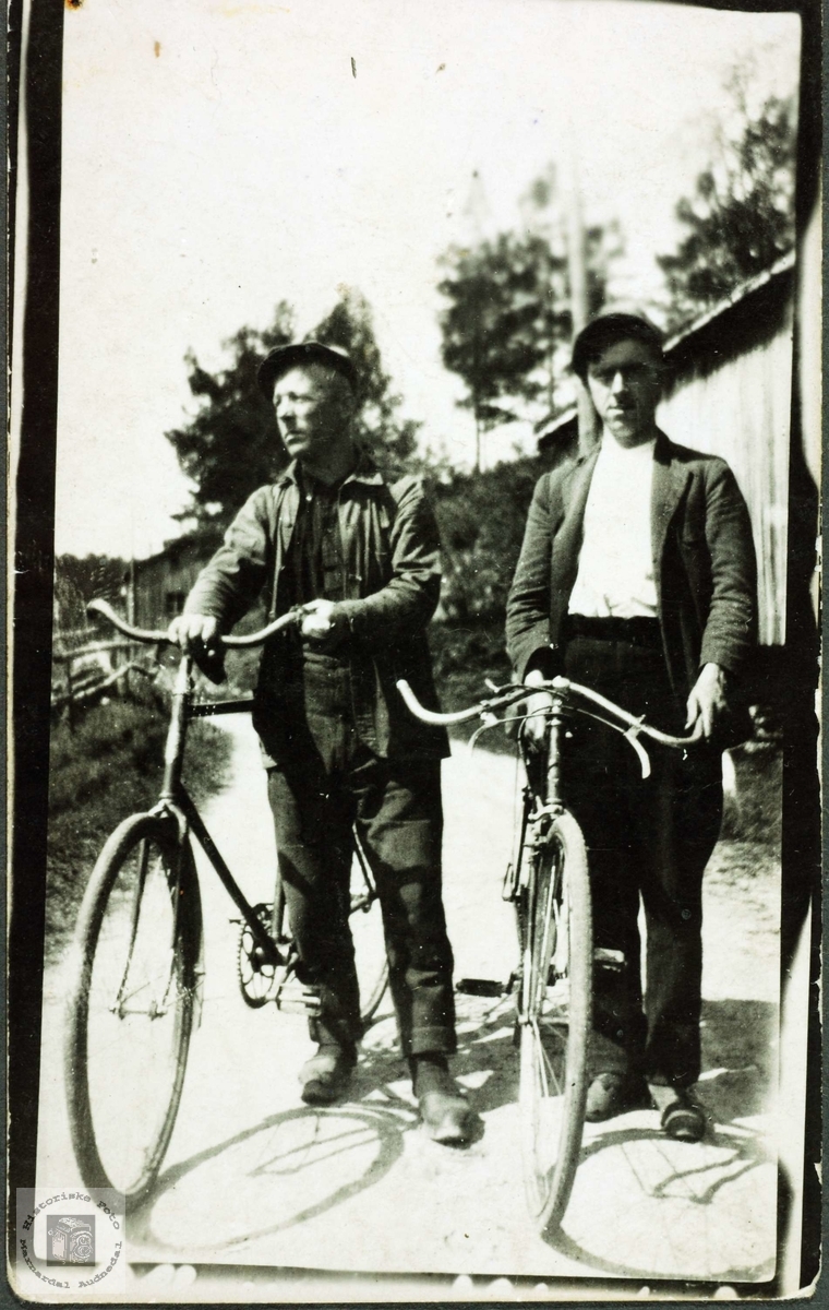 Portrett av syklister, muligens fra Grindheimsområdet. Audnedal.