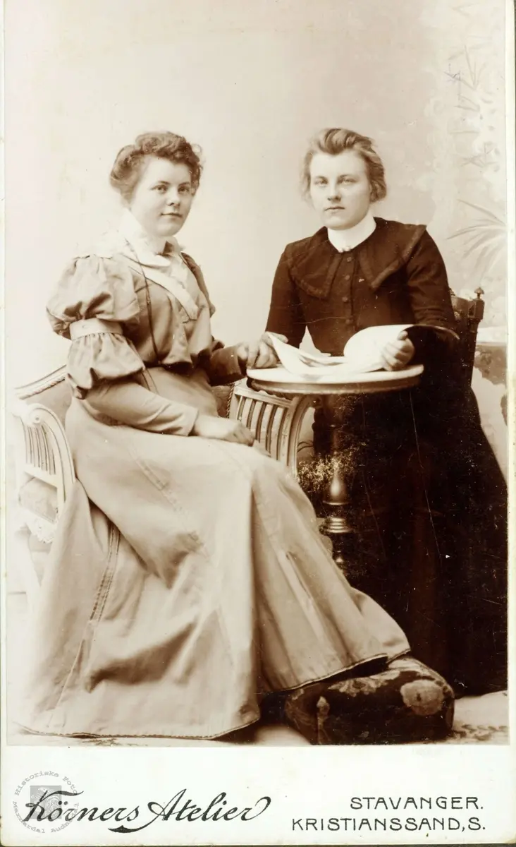 Portrett av søsknene Jørgine og Ingeborg Øydna. Grindheim Audnedal.