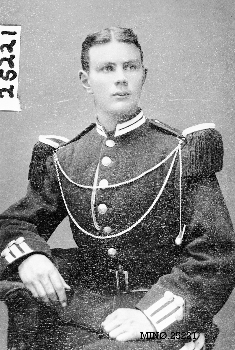 Portrett av ung mann i uniform
