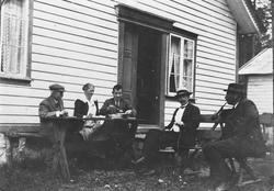 Arne Garborg hos Fredriksen på Vatne. Fru Fredriksen, Andrea