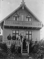 Bolighus i sveitserstil med familie utenfor ( se bilde 408 )