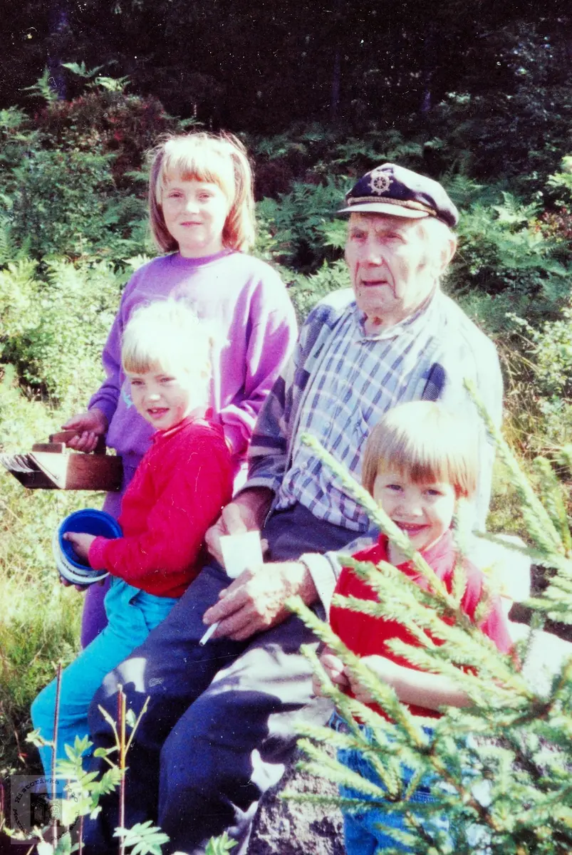 Simon Byremo med noen av sine barnebarn. Audnedal.
