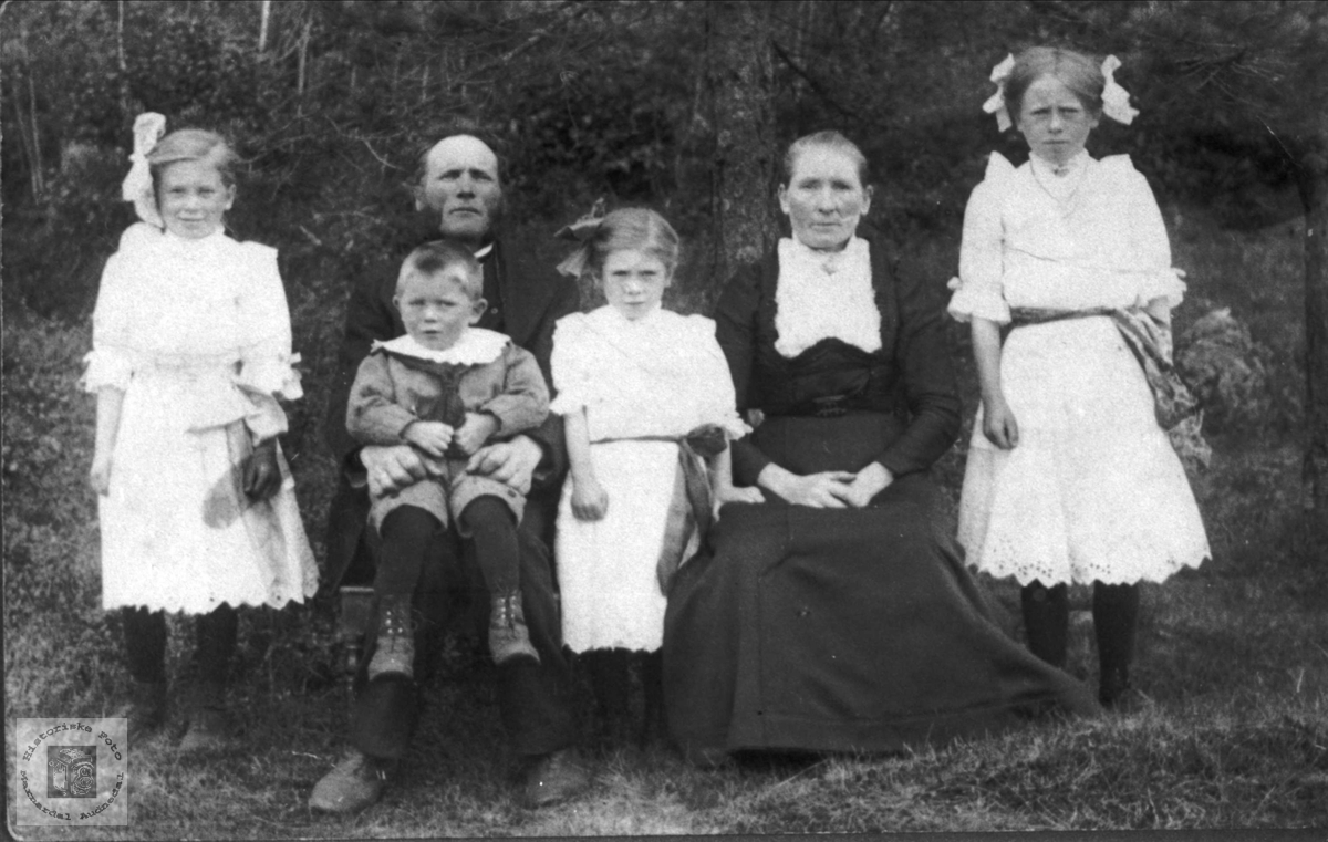 Familie på Midtbø, Bjelland.