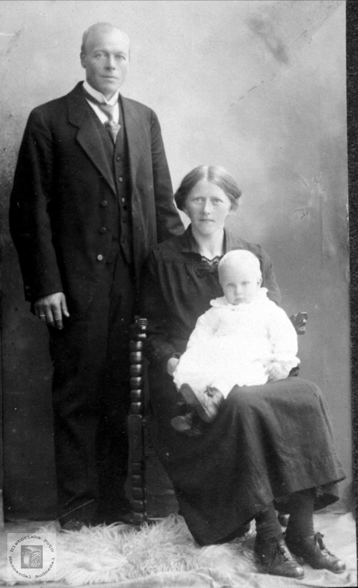 Familiebilde av Martin, Berte og Gudny Breland, Øyslebø.