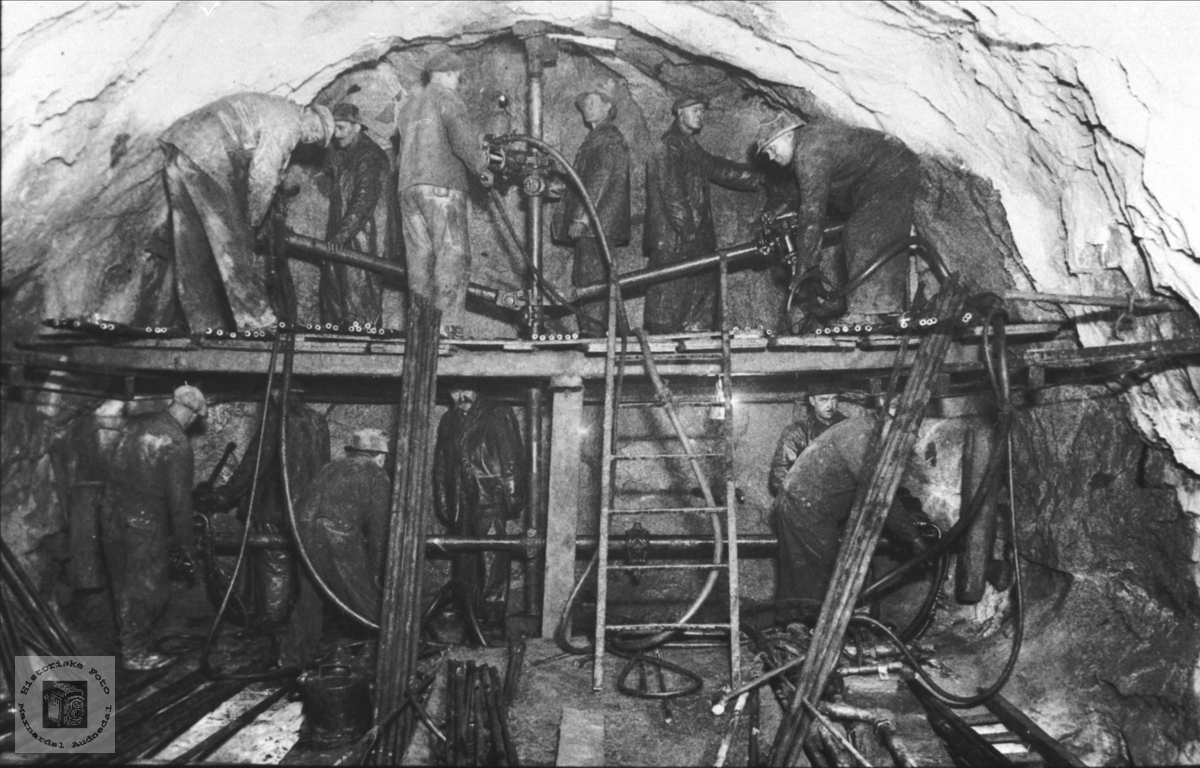 Tunnelarbeid, trolig i Hægebostadtunnelen.