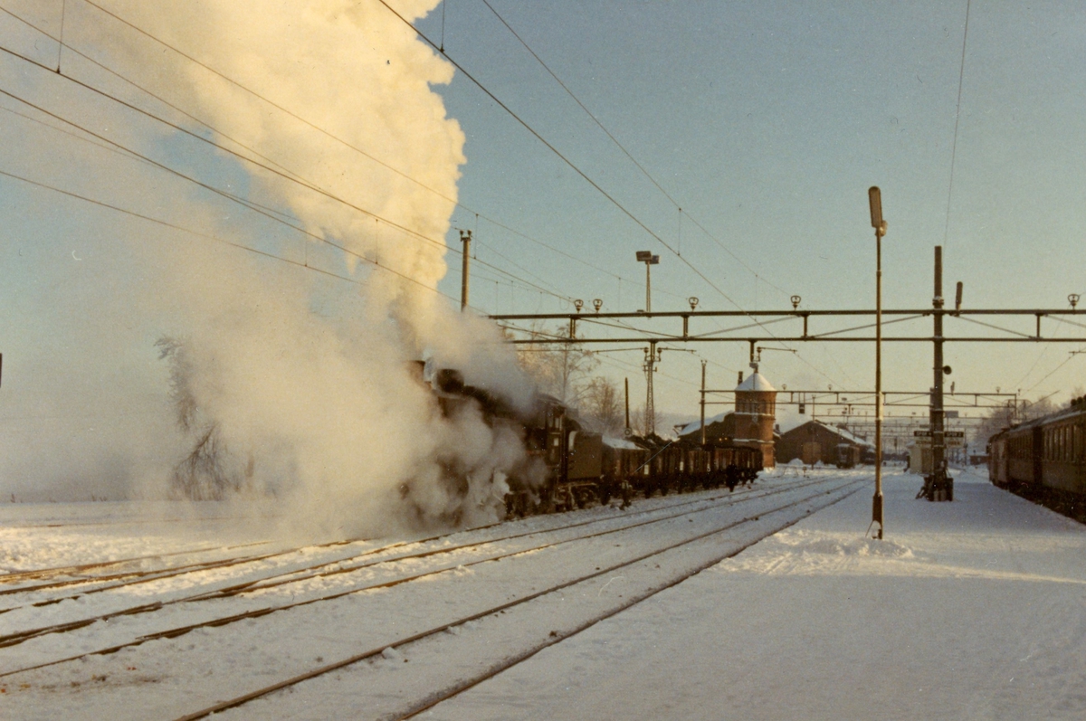 Damplokomotiv type 26c nr. 411 har ankommet Kongsvinger stasjon med godstog fra Elverum
.