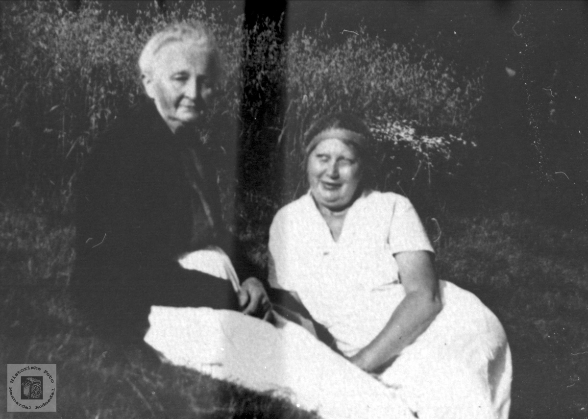 Mor og datter Mari og Kathinka Severine Nøding, Holum.