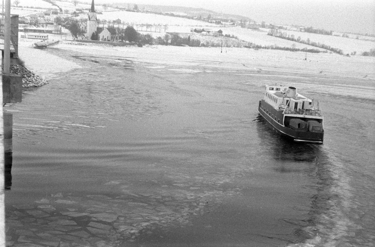 Nes, Hedmark, mjøsbåten M/F Hamar-Kapp Ferjen på vei inn til Tingnes, Nes brygge. Vinter, mjøsis i Nessundet, 