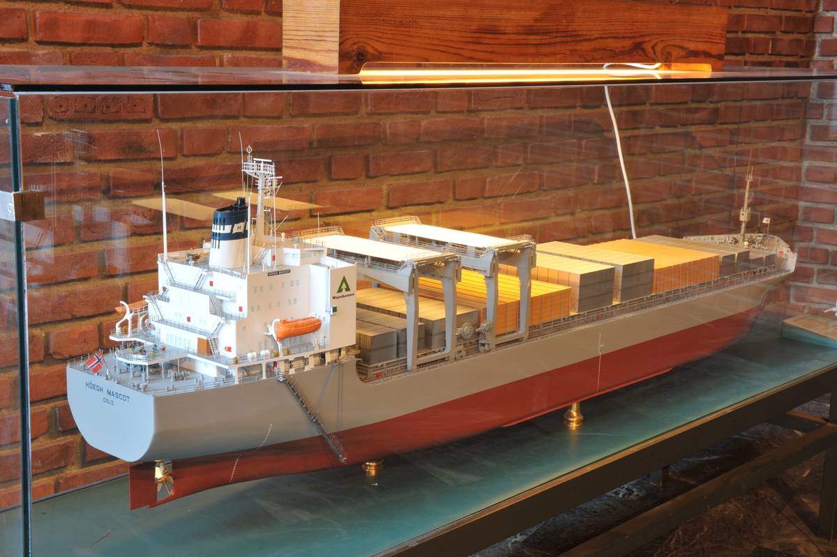 Skala  1:100 . Hvitt overbygg med firmalogo Weyerhaeuser på sidene, blå skorstein med hvitt flagg med blå H, grått fribord, brunrødt undervannsskrog. Open hatch-skip som også tar  containere og tømmer .