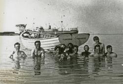 Badende sjømenn fra M/S 'Tungsha' i Safaga, Rødehavet