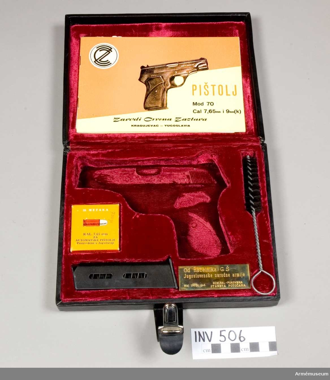 Halvautomatisk pistol m/1970.

Samhörande nr är 505-506. Etuiet innehåller:  1 st extra magasin, 1 st ask m 7,65 mm ammunition, 1 st borstviskare, 1 st bruksanvisning.