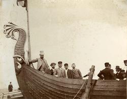 Kaptein Andersen med besøkende ombord i "Viking" (b.1893, A/