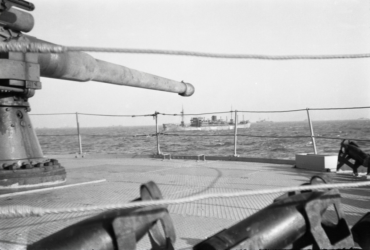 Konvoi fotografert fra M/T 'Høegh Scout', med kanon i forgrunnen