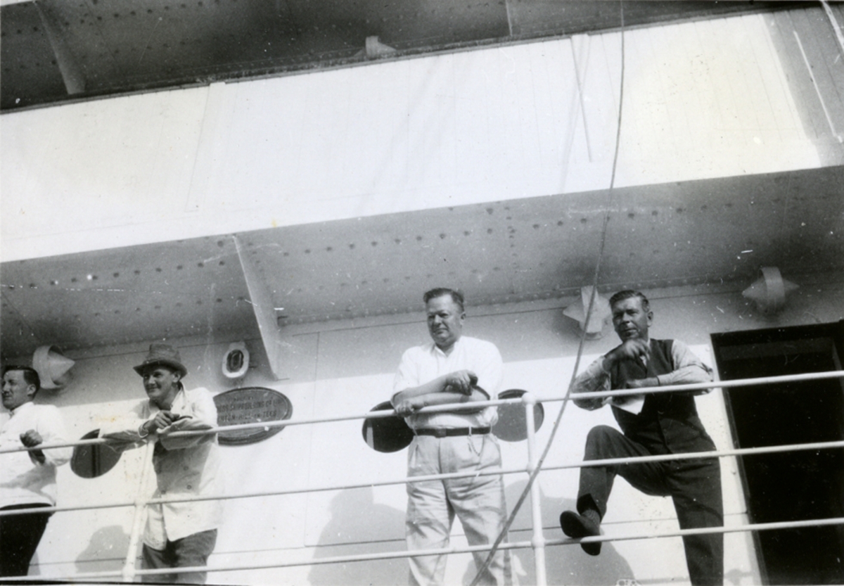 Øvrigheten ser på kampen. - Snapshots fra det store boksestevnet ombord i Fl/K ' Vestfold' (b. 1931, Furness Shipbuilding Co. Ltd, Haverton Hill).