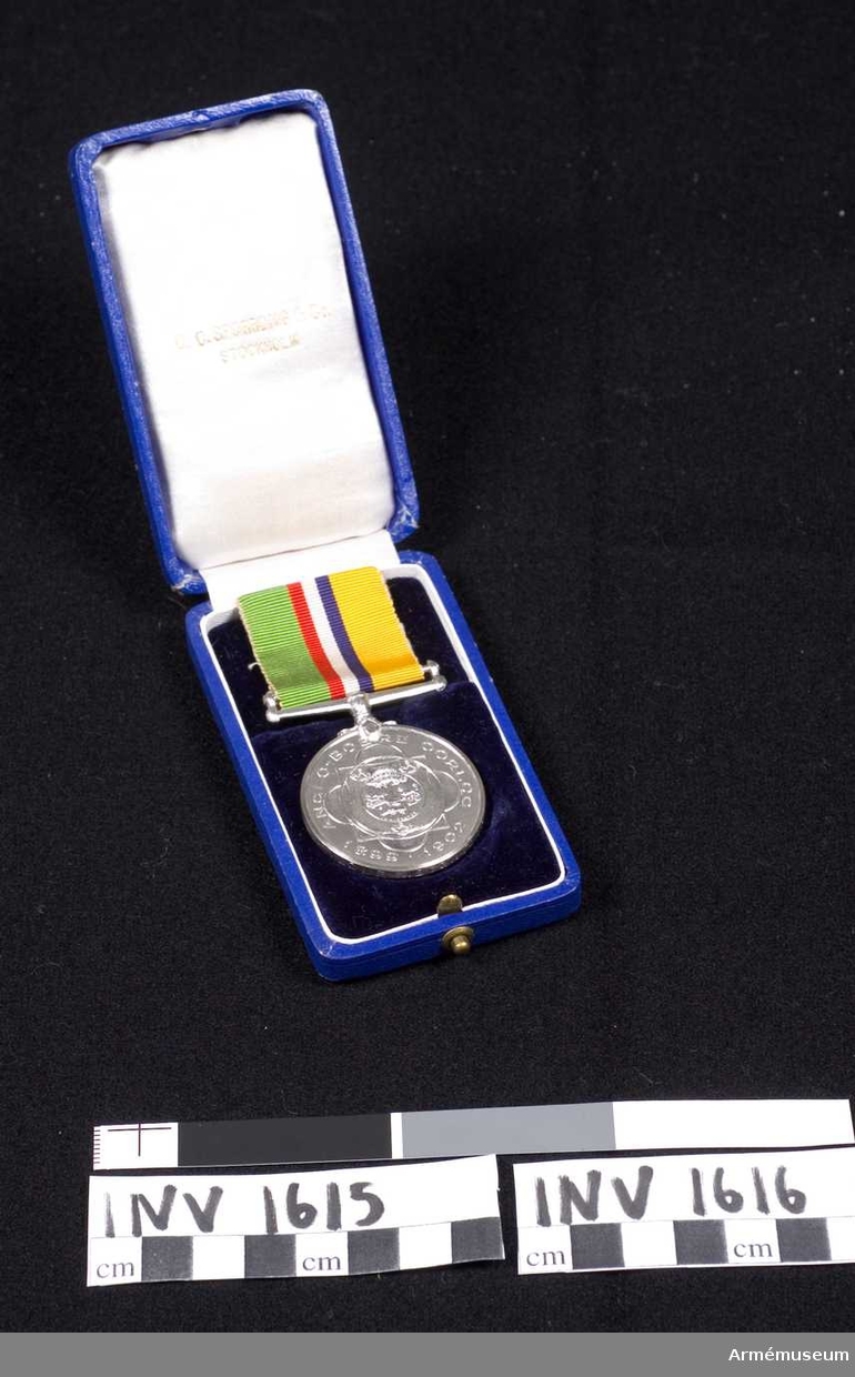 Medaljen skall hänga i det anbringade bandet på vänster sida. Bandets färger är från vänster: grönt-rött-vitt-blått-gult. På framsidan Oranjefristatens vapen, på baksidan Sydafrikanska republikens.