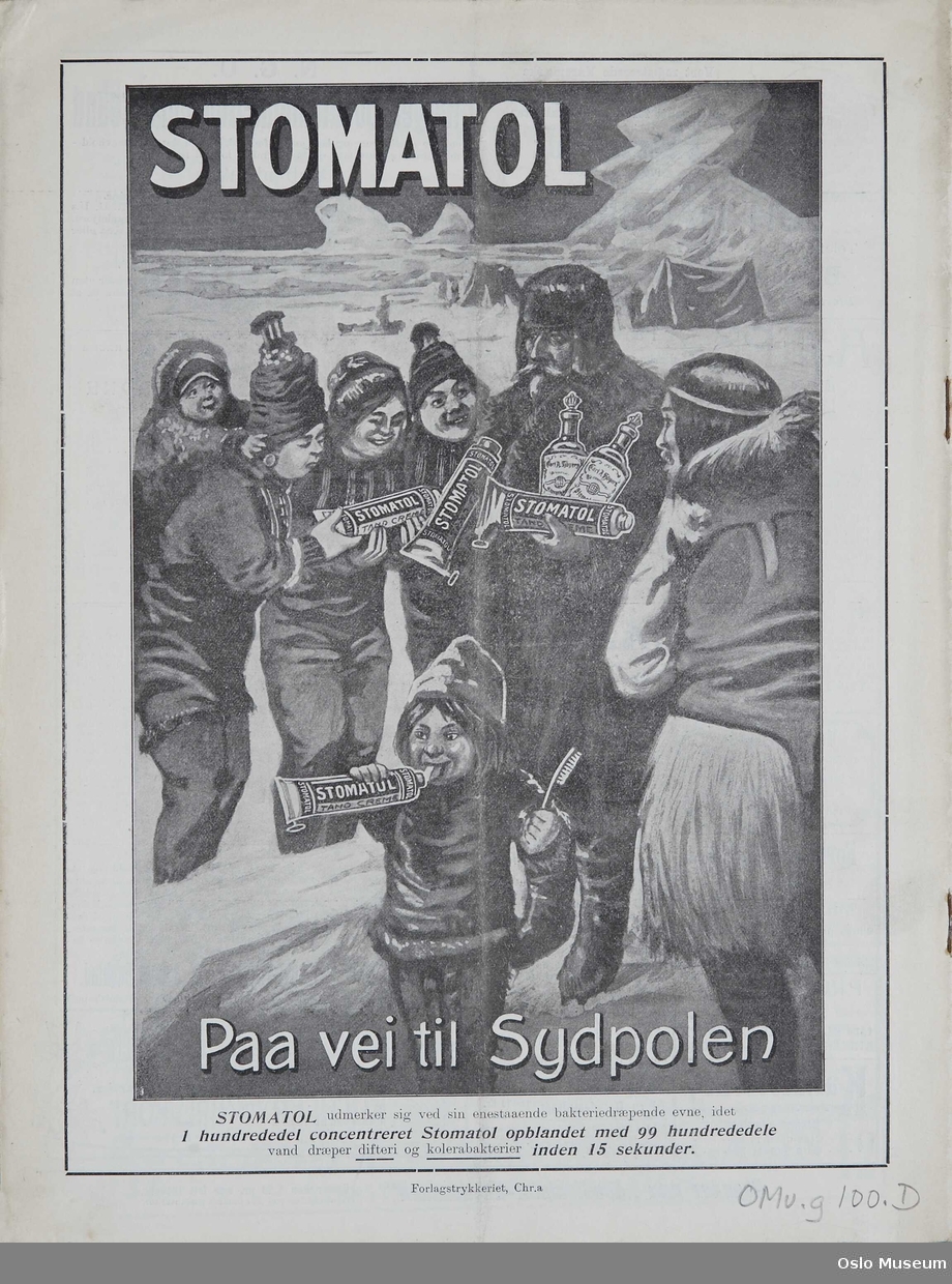Reklame for Stomatol tannkrem trykket på baksiden av magasinet "Goodtemplarungdommen", mars 1912.
Trykk i sort, hvitt og grått. Is- og snølandskap med isfjell, telt og mann i båt eller slede i bakgrunn. Personforsmaling i forgrunn, polfarer (Roald Amundsen?) og inuitter (?). polfareren medbringende Stomatol mmunnvann og tannkrem som dels ut til befolkningen. Øverst i venstre hjørne med store hvite bokstaver: STOMATOL. Nederst på bilde trykket hvit tekst: Paa vei til Sydpolen. Under bildet: Stomatol udmerker sig ved sin enestaaende bakteriedræpende evne, idet 1 hundrededek concentreret Stomatol opblandet med 99 hundrededele vand dræper difteri og kolerabakterier inden 15 sekunder.

