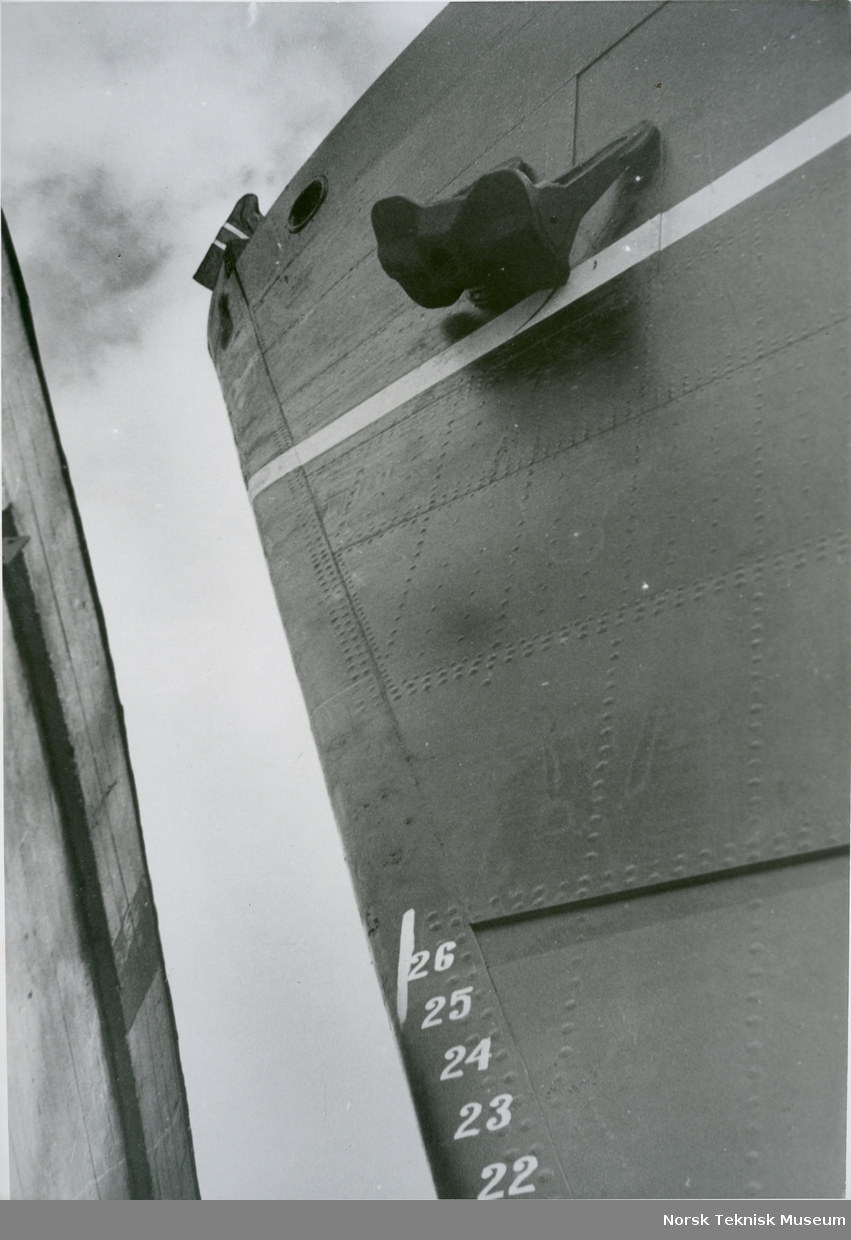 Baugen til cargolineren M/S Taurus, B/N 482 foran båtbyggerhallen før stabelavløpningen på Akers Mek. Verksted 6. april 1948. Skipet ble levert i 1948 til Wilh. Wilhelmsen.