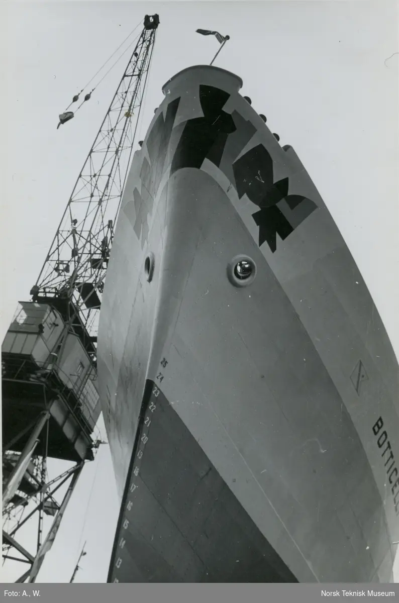 Baugen til lasteskipet M/S Botticelli, B/N 518 under stabelavløpning på Akers Mek. Verksted 30. mai 1959. Skipet ble levert i 1959 til Fred. Olsen & Co.