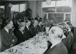 Mann taler under måltid i velferdsbygget etter stabelavløpni