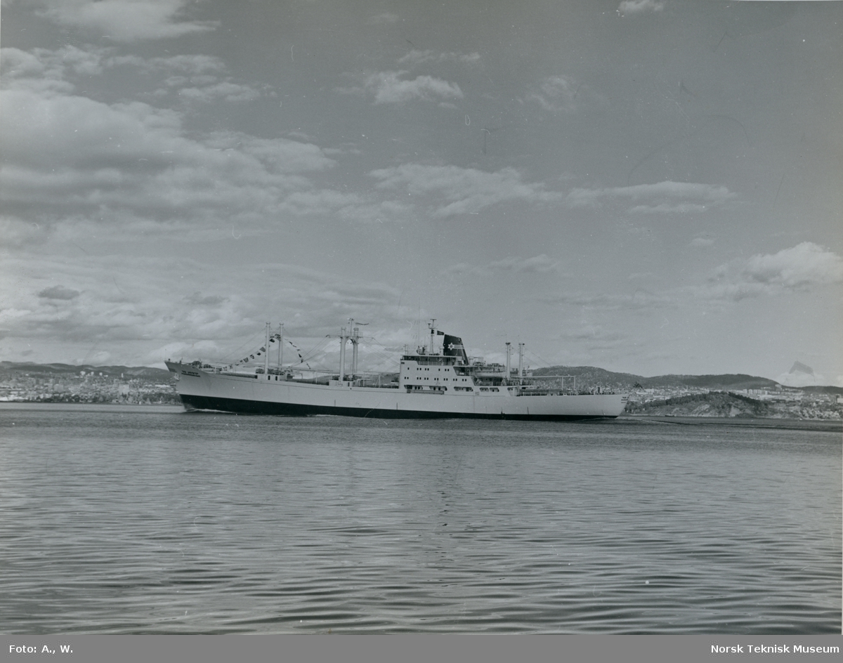 Eksteriør, kjøleskipet M/S Mangocore, B/N 557 i Oslofjorden. Skipet ble levert av Akers Mek. Verksted 11. januar 1965 til Maritime Fruit Carriers Co. Haifa, Israel.