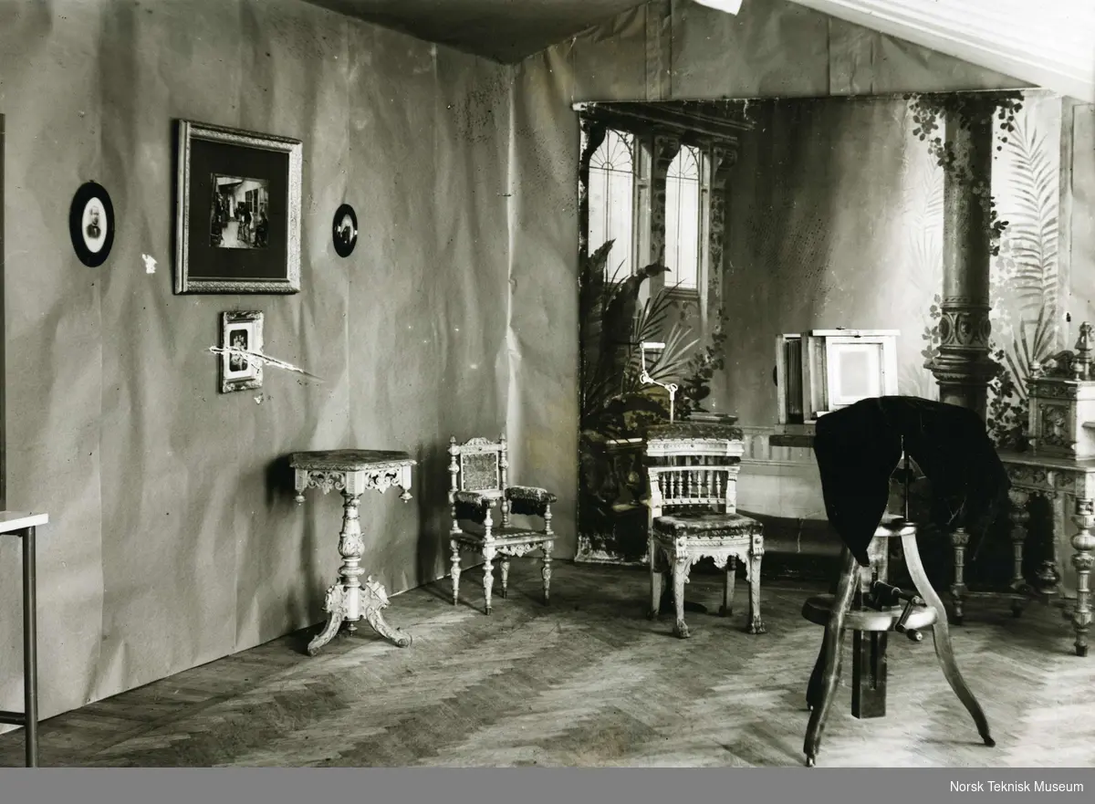 Utstillingen "Fotografien gjennem 100 år" i Ingeniørenes Hus, 1933. Konstruert fotografisk ateliér fra 1880-årene