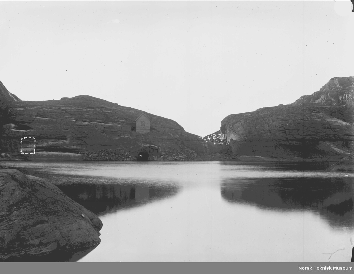 Lillevann senket, i bakgrunnen damsted, 1912