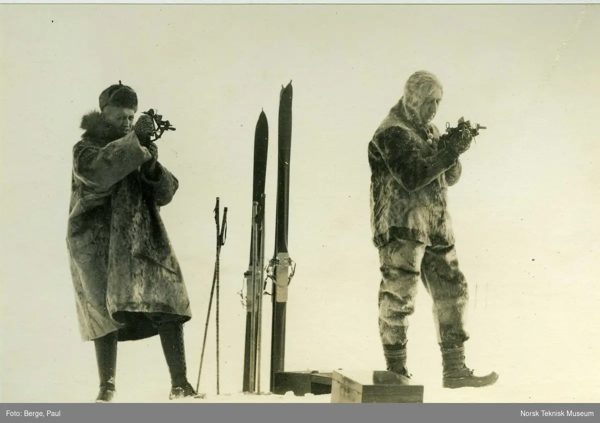 Lincoln Ellsworth (til venstre) og Amundsen (til høyre) prøver solkompassene : i Ny-Ålesund før flyfremstøtet mot Nordpolen