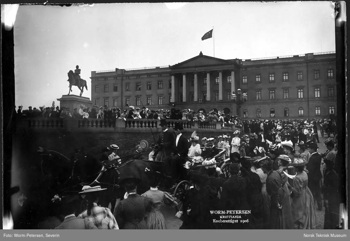 Unionsoppløsningen 1905, Kong Haakon VII og dronning Maud i vogn utenfor slottet