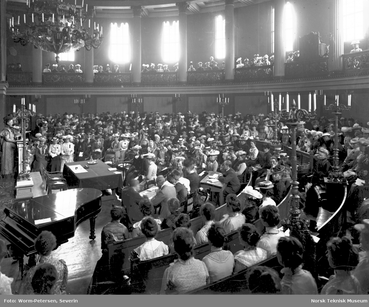 Kvinnesaksmøtet i 1902, arrangert av Norske Kvinners Sanitetsforening. Åpning i Universitetets gamle festsal ved Fredrikke Marie Qvam.