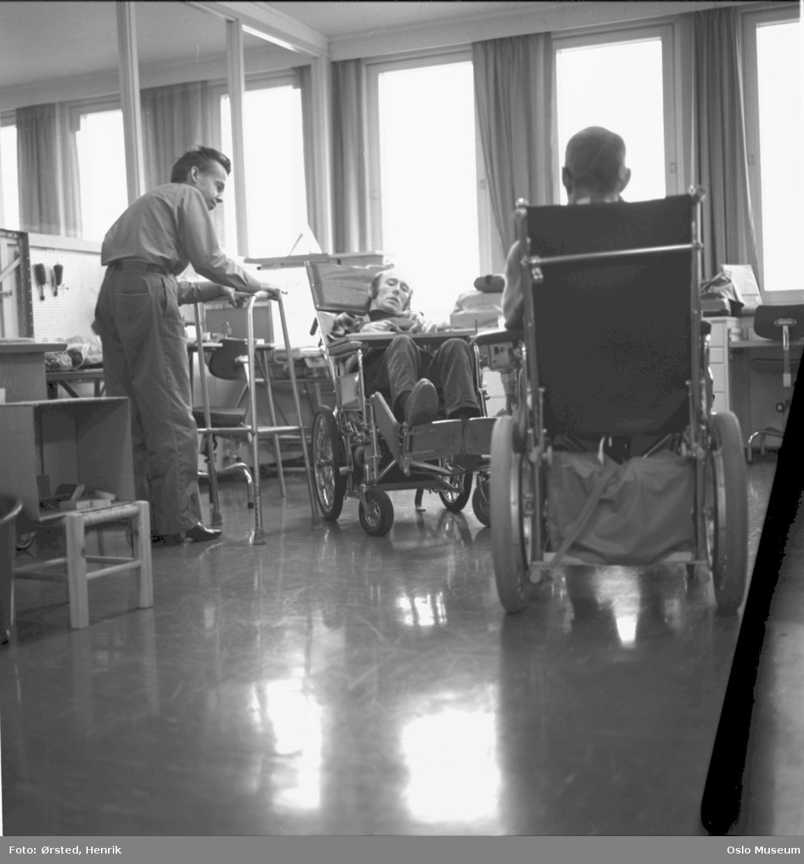 Sunnaas sykehus, interiør, menn3, pasienter, rullestoler, gåstol