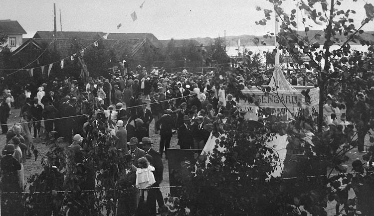 Enl. tidigare noteringar: "Torget i Bovallstrand. Festligheter i samband med "Badortens dag" sommaren 1929. 
Repro av foto tillhörande Gustav Rundberg, Bovallstrand".