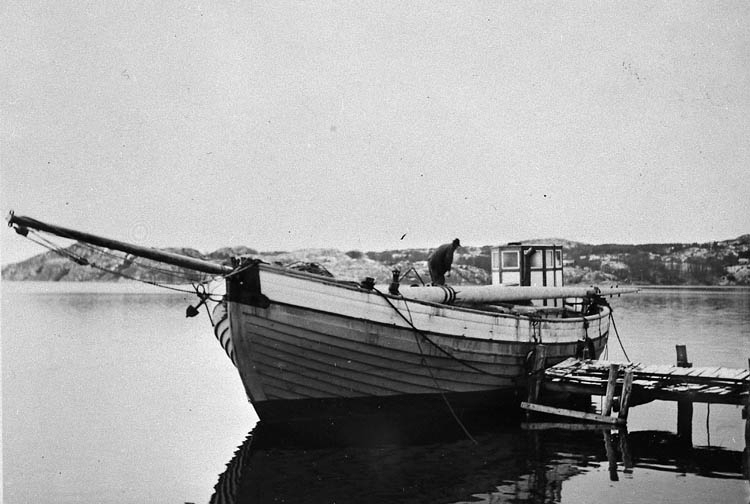 Enl. tidigare noteringar: "Fraktjakten "Ragnhild" vid Holmuddens varv i november 1952. Repro 1985 av foto tillhörande Kjell Jacobsson, Uddevalla".