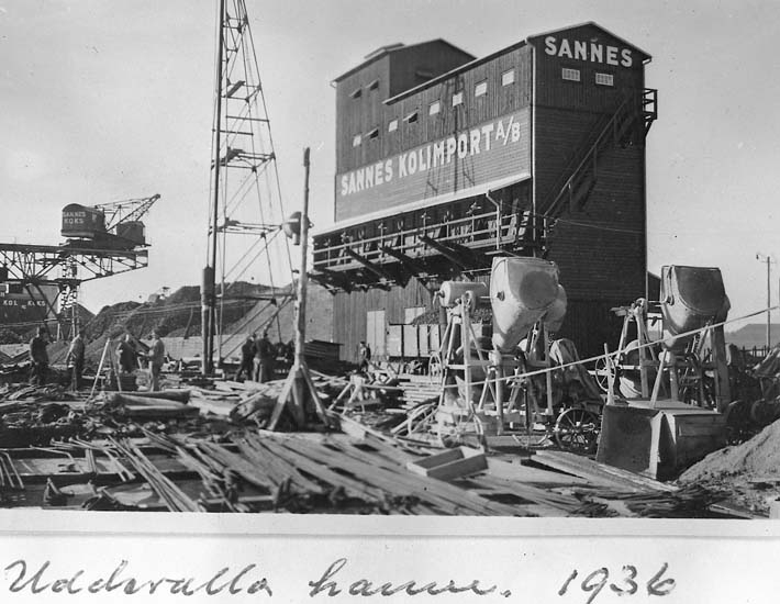 Text på kortet: "Uddevalla hamn. 1936 Sannes kolimport".

.


