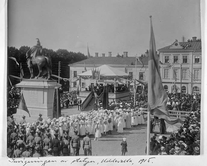 Text på kortet: "Invigningen av statyn, Uddevalla, 1915".