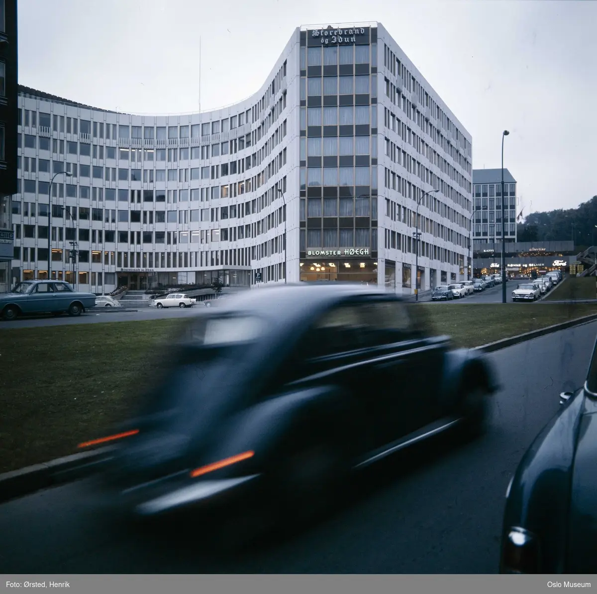 biler, Volkswagen (Folkevogn), kontorbygning, Storebrand forsikring
