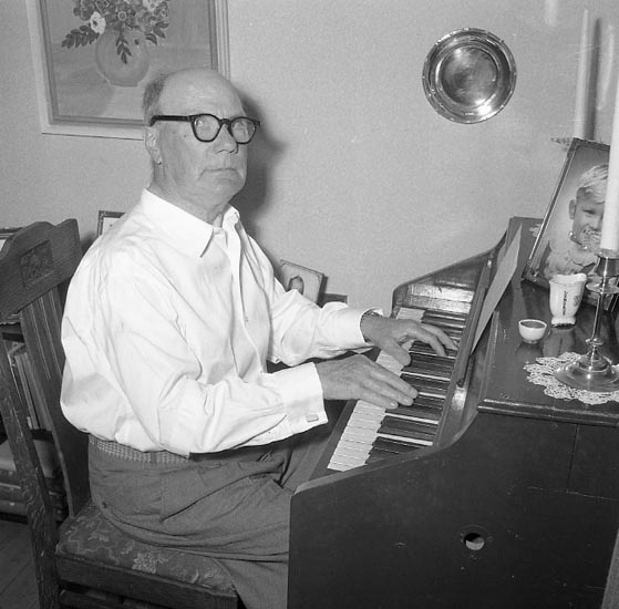 Enligt notering: "Marensson vid pianot 10 juli 1955".