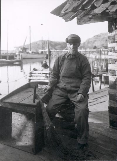 Notering på kortet: "Gravarne". "FISKARE"
"FOTO (C61) DAN SAMUELSON 1924. KÖPT AV DENS. DEC. 1958".