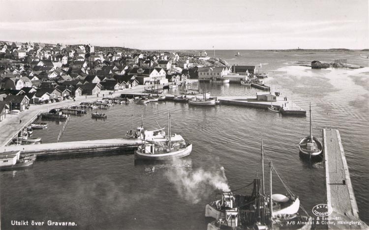 Tryckt text på kortet: "Utsikt över Gravarne".
Noterat på kortet: "Hamnen i G mot ssv. ca. 1940".